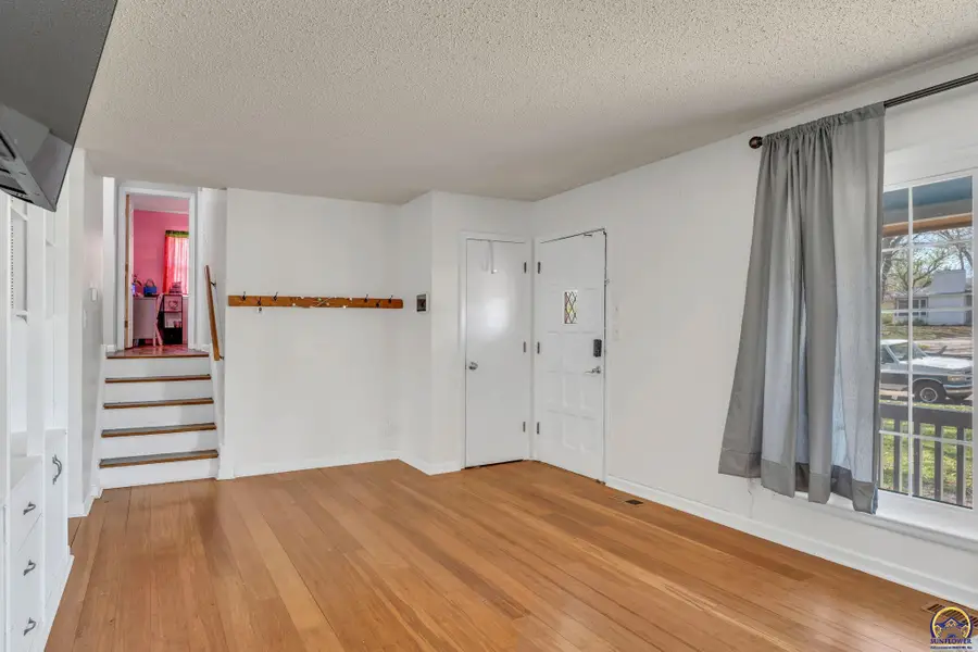 3228 SW Arnold Ave, Topeka, KS 66614 - #3