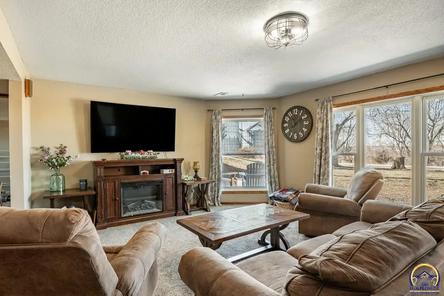 422 S Western St, Onaga, KS 66521 - #3