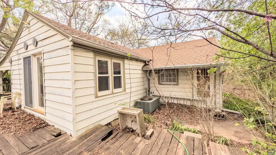 1003 Weaver St, Emporia, KS 66801 - #3