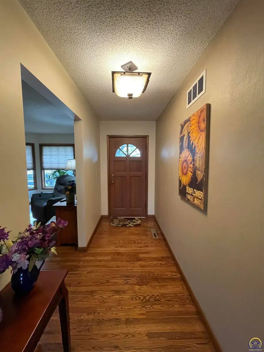 5509 SW 24th St, Topeka, KS 66614 - #2