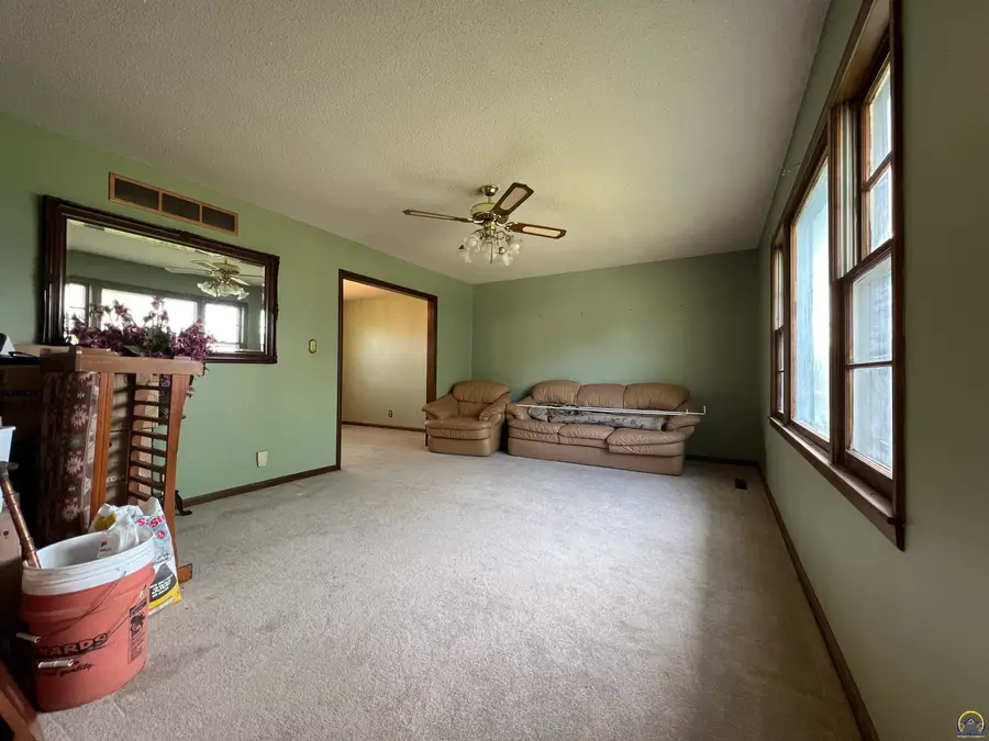 2033 W 7th Ave, Emporia, KS 66801 - #3