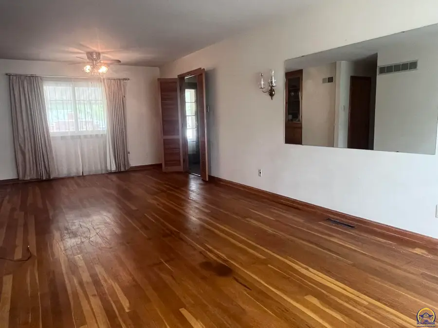 2325 SW James St, Topeka, KS 66614 - #2