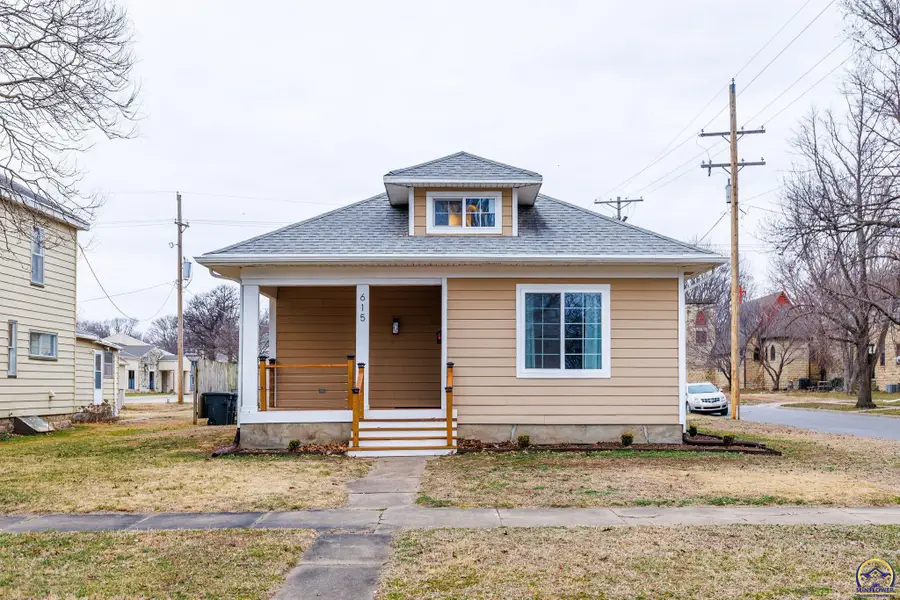 615 Ash St, Wamego, KS 66547 - #2