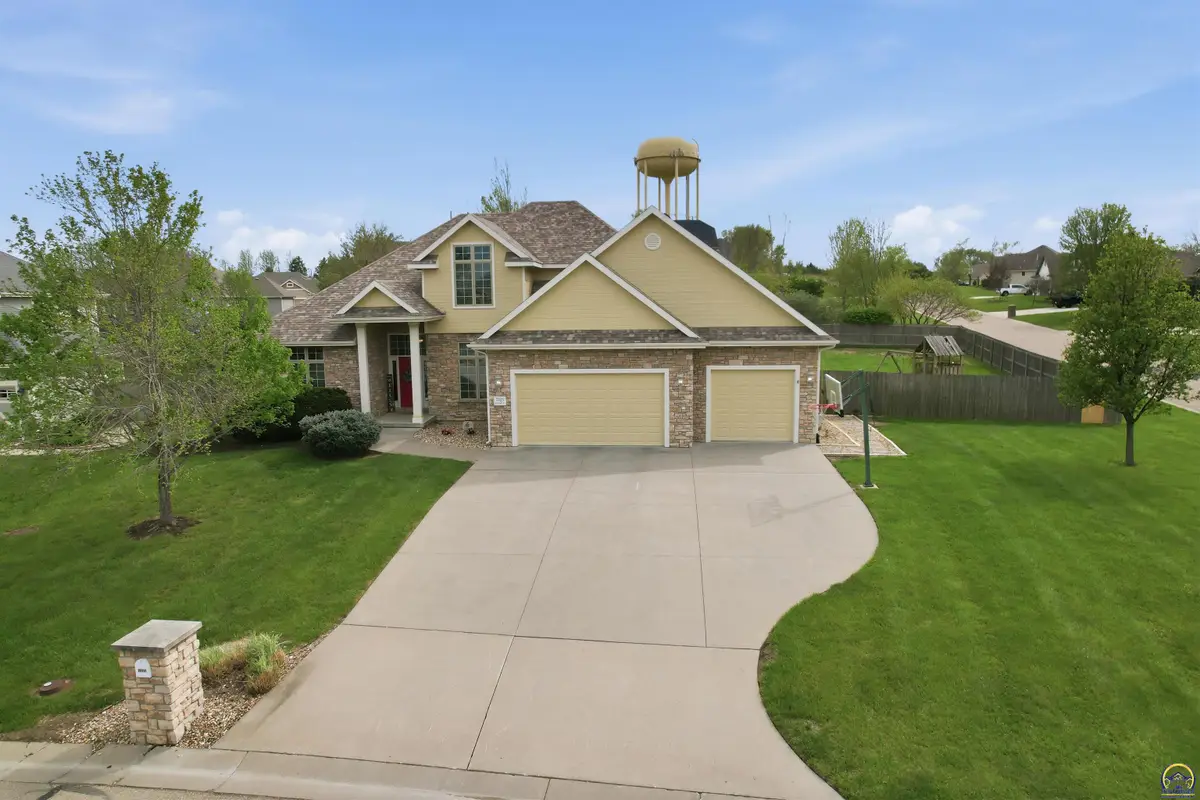 7323 SW Kings Forest Rd, Topeka, KS 66610 - #1