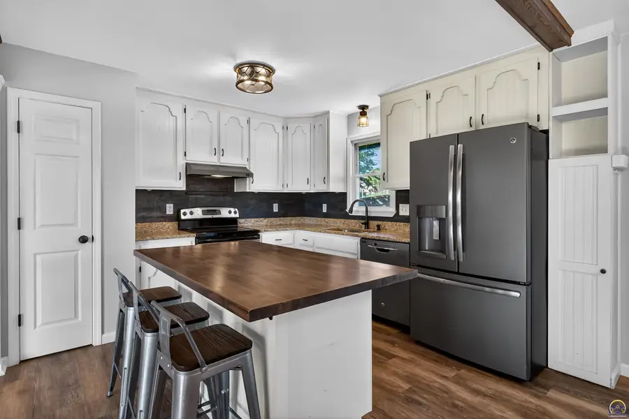 1002 SW Ashworth Rd, Topeka, KS 66604 - #3