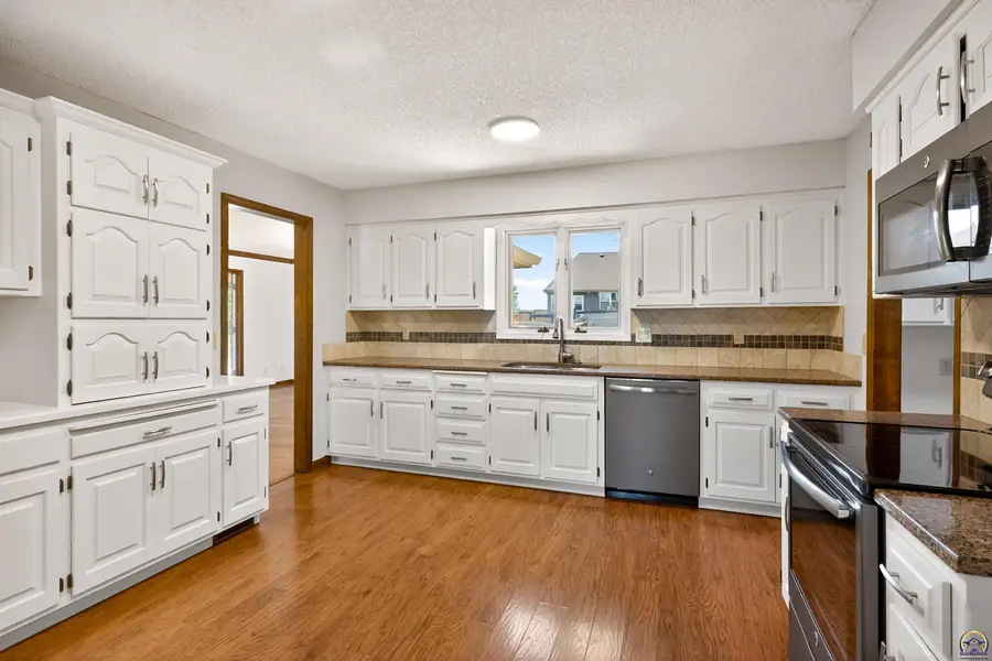 3347 SW Nottingham Rd, Topeka, KS 66614-9999 - #2