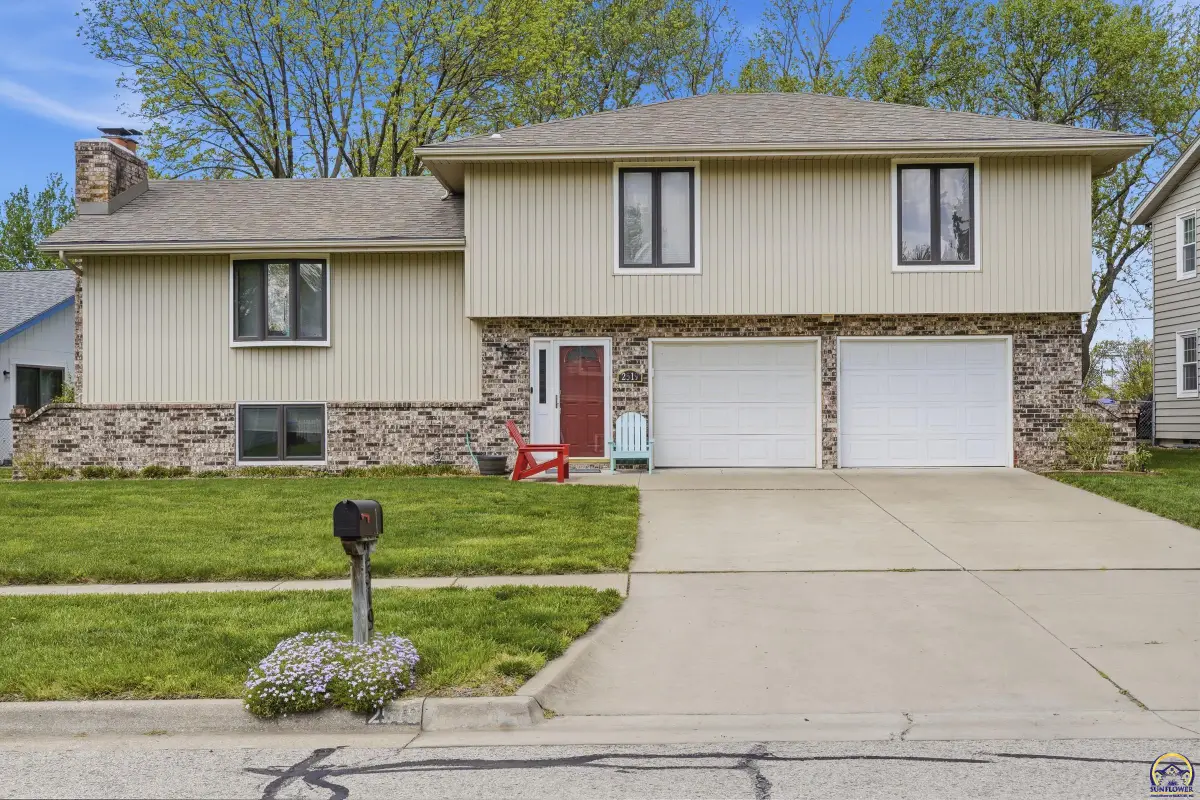 2519 SW Ashworth Pl, Topeka, KS 66614 - #1