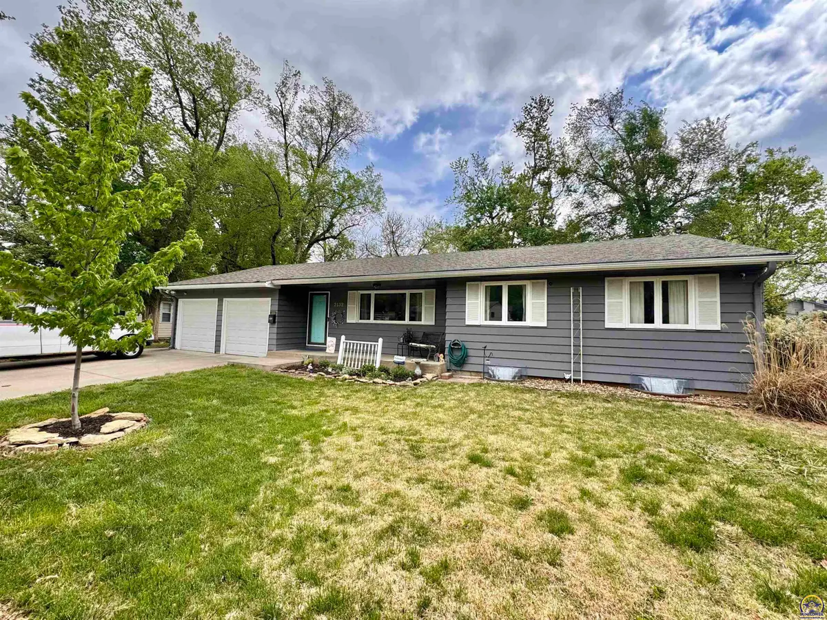 2132 SW Prairie Rd, Topeka, KS 66614 - #1