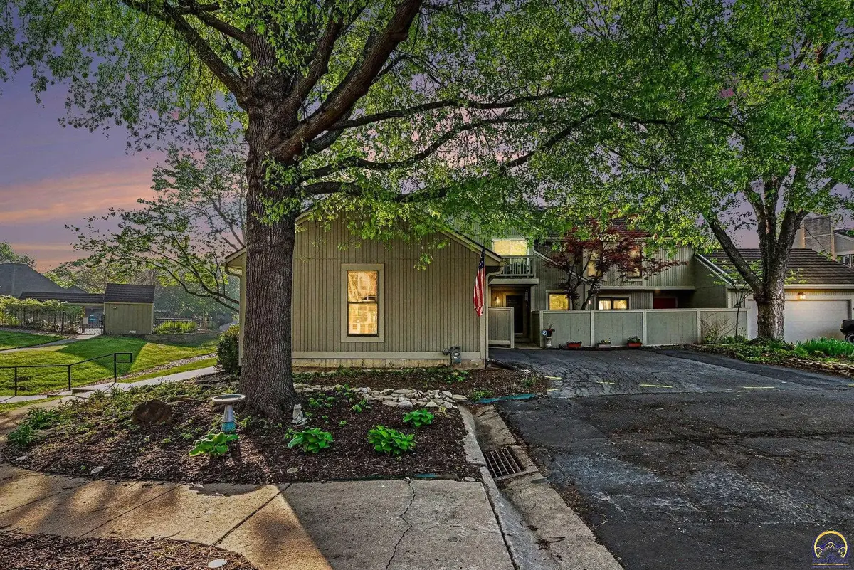 42 SW Pepper Tree Ln, Topeka, KS 66611 - #1