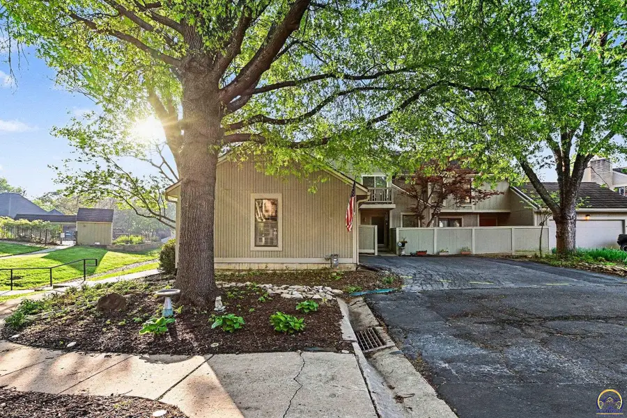 42 SW Pepper Tree Ln, Topeka, KS 66611 - #2
