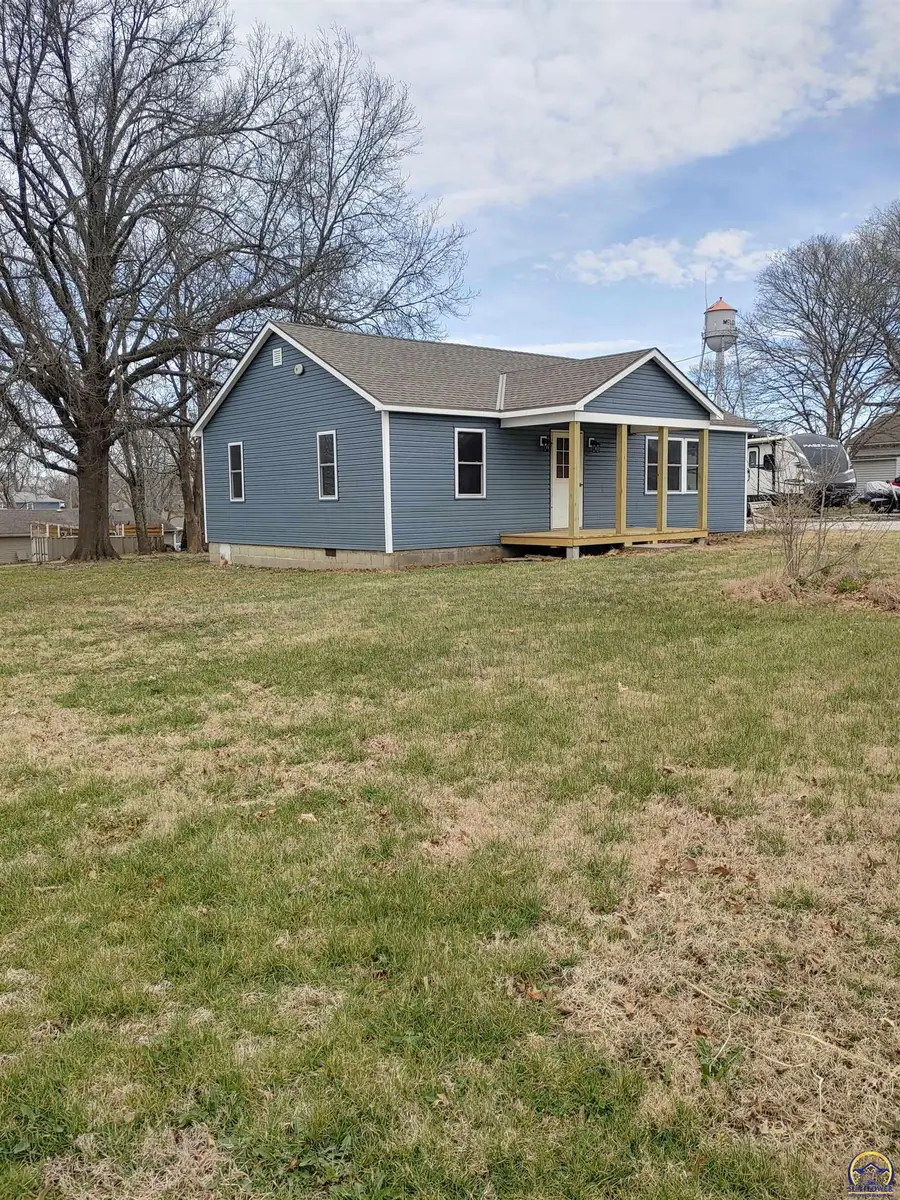 601 S Fredrick St, McLouth, KS 66054 - #3