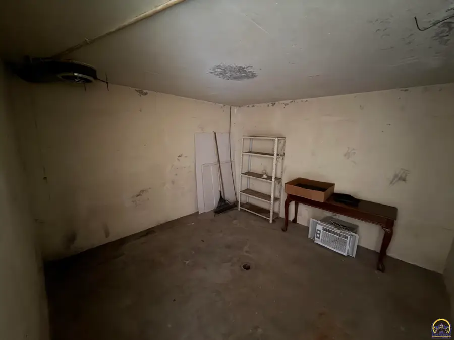 1106 NW Jackson St, Topeka, KS 66608 - #2