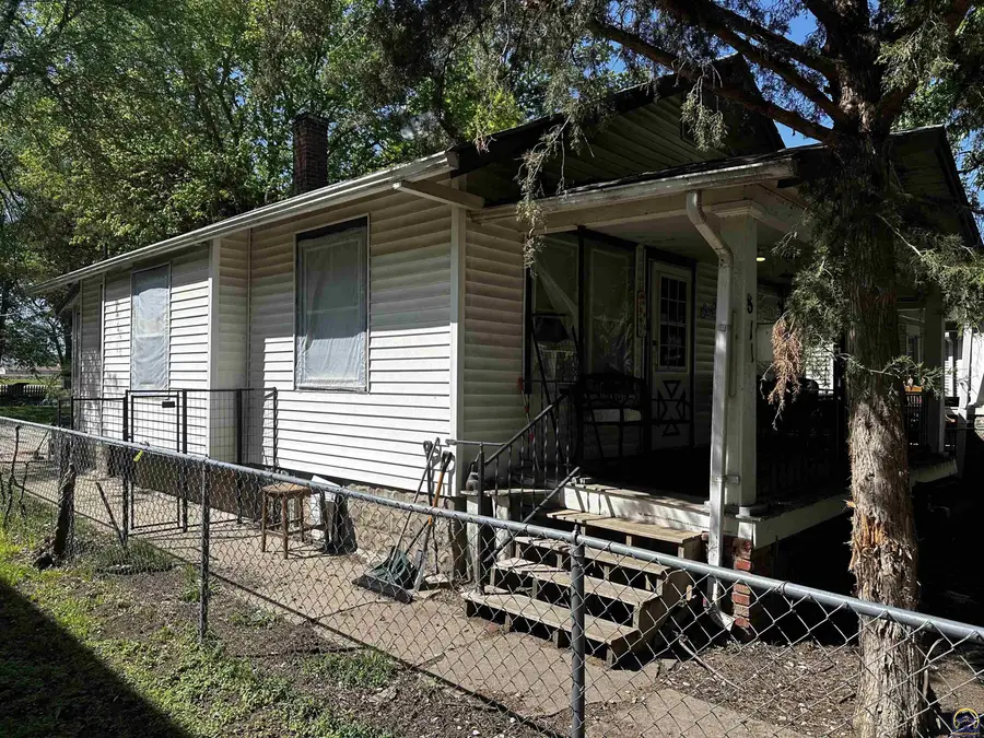 811 SE Branner St, Topeka, KS 66607 - #2