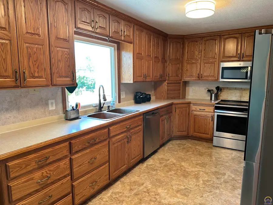 1658 SW Knollwood Dr, Topeka, KS 66611 - #3