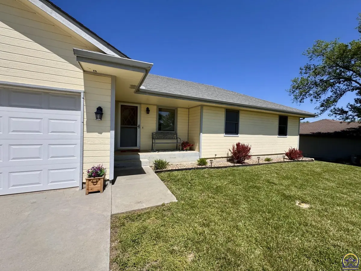 306 E 7th St, Hoyt, KS 66440 - #1