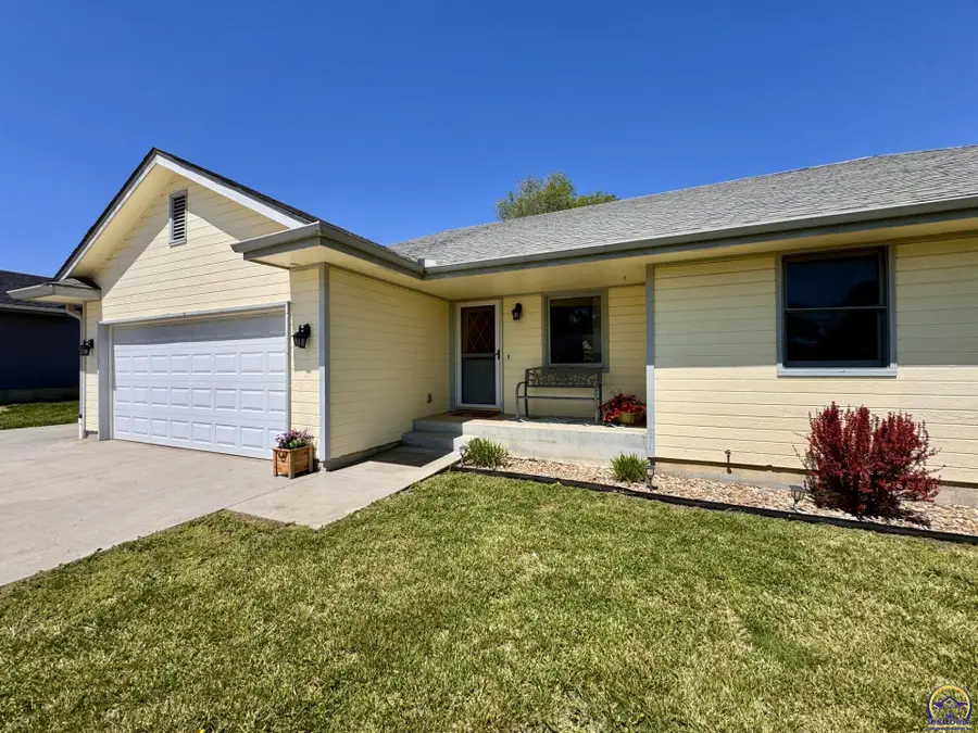 306 E 7th St, Hoyt, KS 66440 - #2