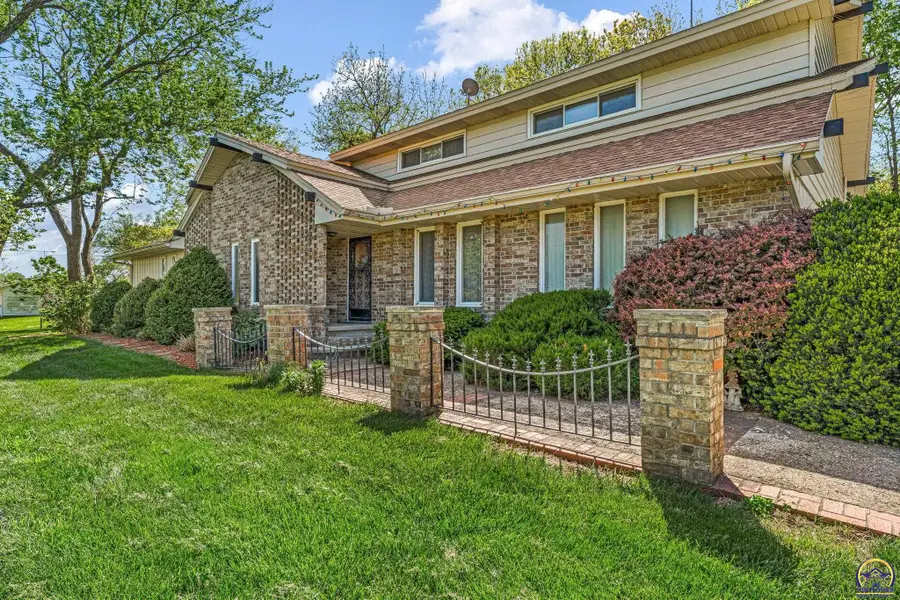 1006 Elm St, Valley Falls, KS 66088 - #2