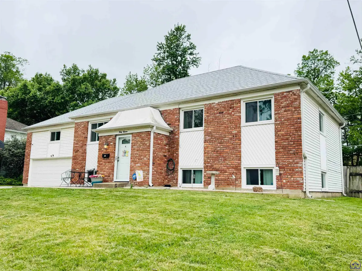 3013 SW Atwood Ave, Topeka, KS 66614 - #1