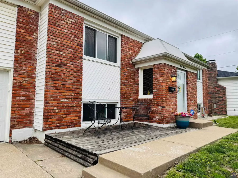 3013 SW Atwood Ave, Topeka, KS 66614 - #3