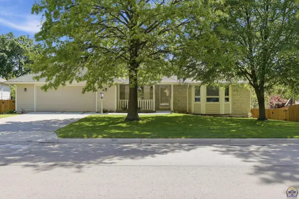 808 Foxchase Ct, Lawrence, KS 66049