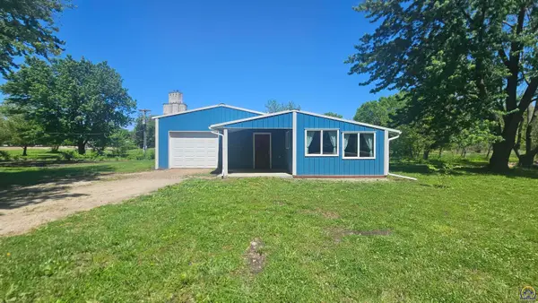 318 E Hall Ave, Burlingame, KS 66413
