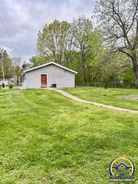 623 E 7th St, Tonganoxie, KS 66086 - #3