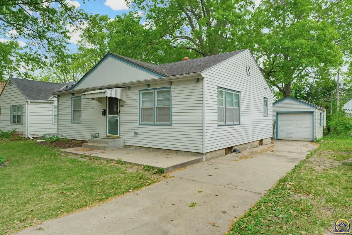 2011 SW Stone Ave, Topeka, KS 66604 - #1