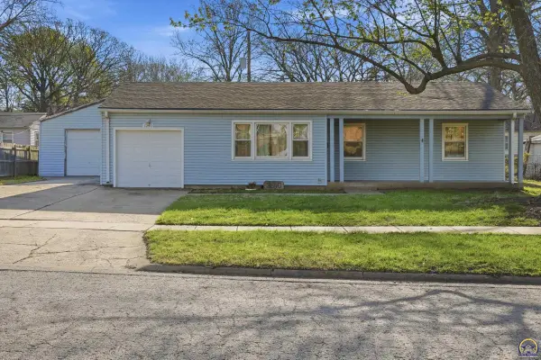 2240 SW Hope St, Topeka, KS 66614