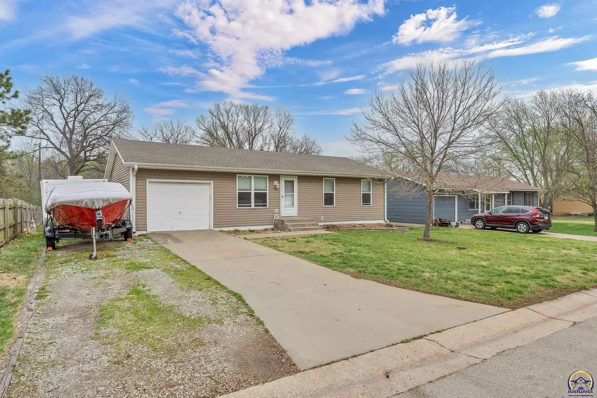 633 N 4th St, Carbondale, KS 66414 - #1