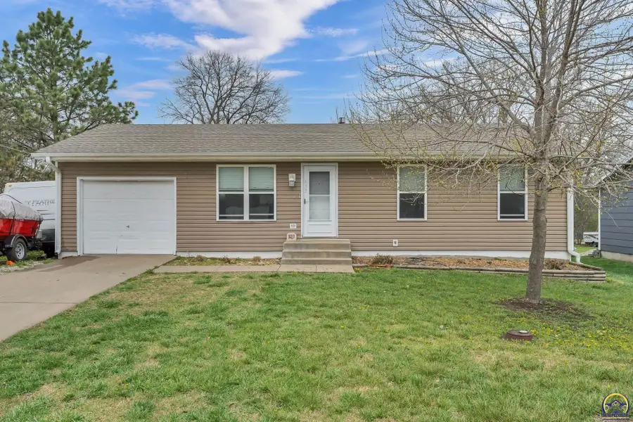 633 N 4th St, Carbondale, KS 66414 - #2
