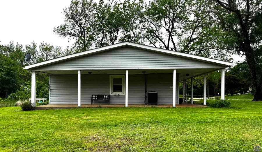 243 W Hall Ave, Burlingame, KS 66413 - #2
