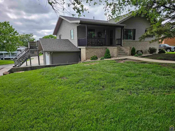 913 S 12th St, Sabetha, KS 66534