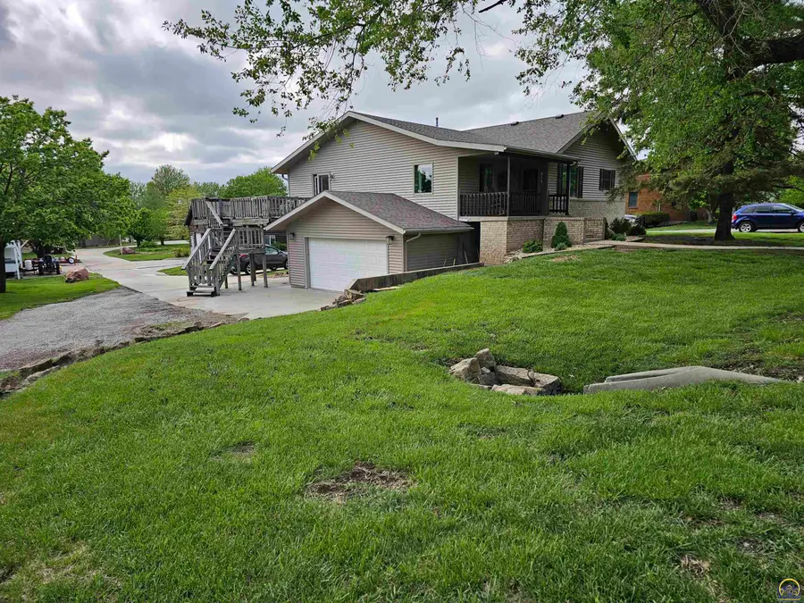 913 S 12th St, Sabetha, KS 66534 - #2