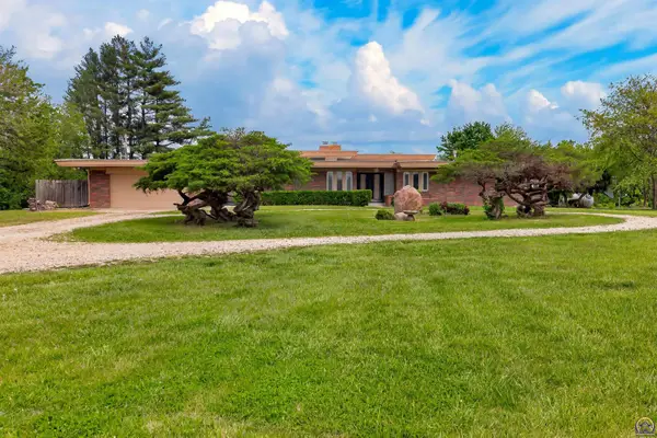 5810 SE Croco Rd, Berryton, KS 66409