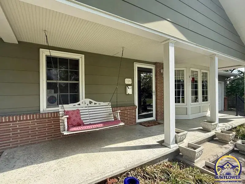 106 Kansas Ave, Hiawatha, KS 66434 - #2