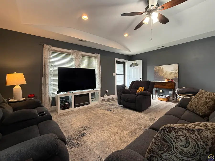 7012 SW Wheatfield Ln, Topeka, KS 66619 - #3