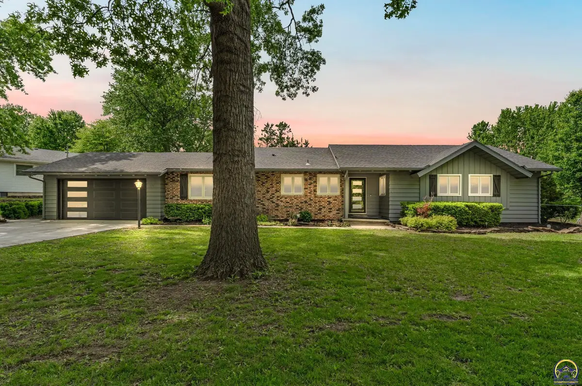 4118 SW Woodbury North Ct, Topeka, KS 66606 - #1