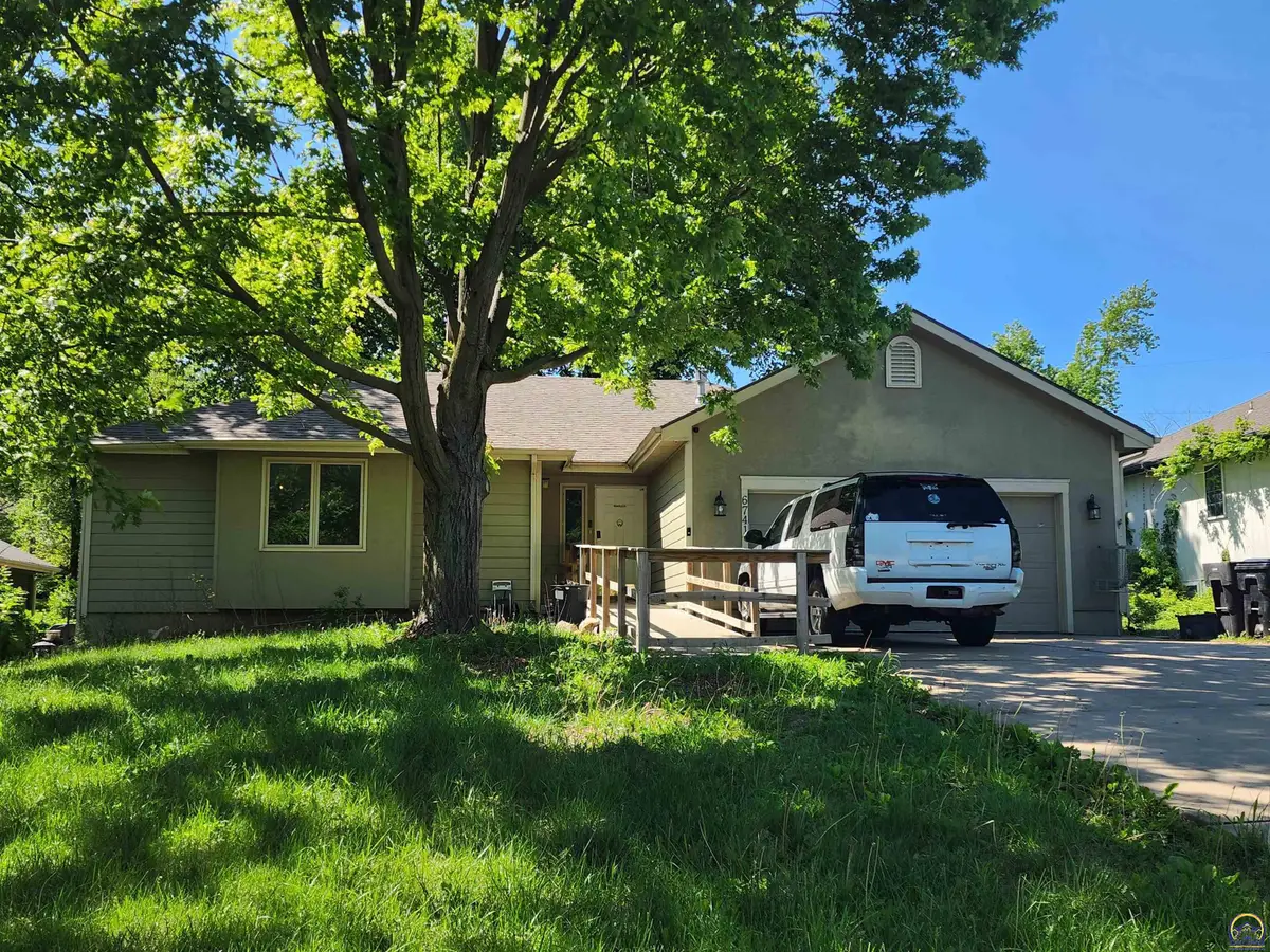 6741 SW Hamptonshire Ln, Topeka, KS 66614 - #1