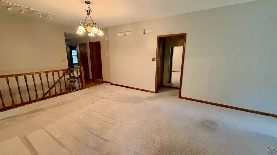 5626 SW Barrington Ct N, Topeka, KS 66614 - #3