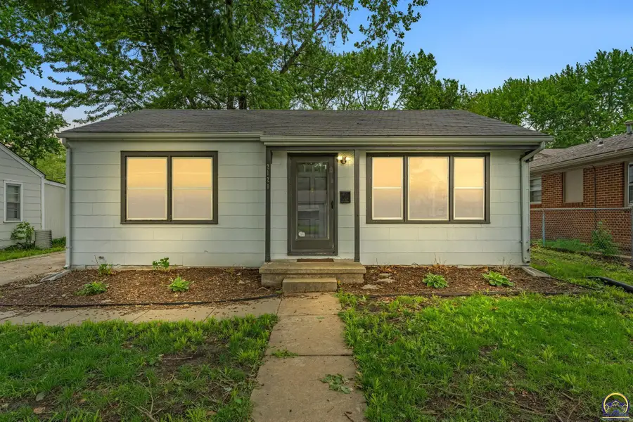 2121 SW Jewell Ave, Topeka, KS 66611 - #2
