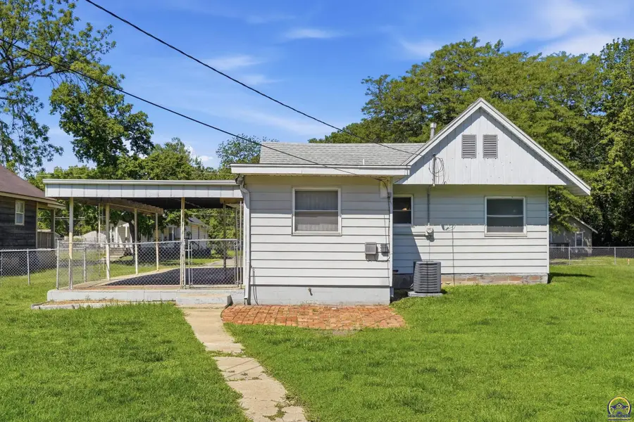 2214 SW Central Park Ave, Topeka, KS 66611 - #2