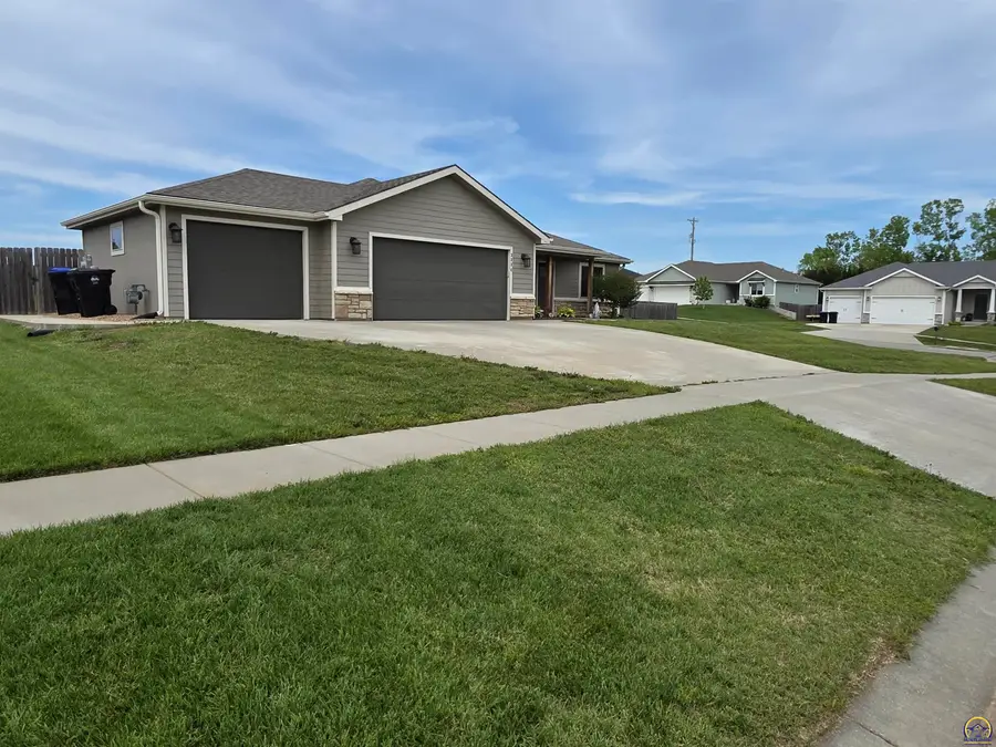 3334 SE 23rd St, Topeka, KS 66605 - #2