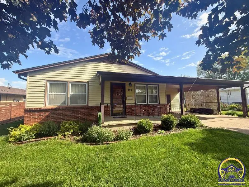 306 Osage Ave, Hiawatha, KS 66434 - #1