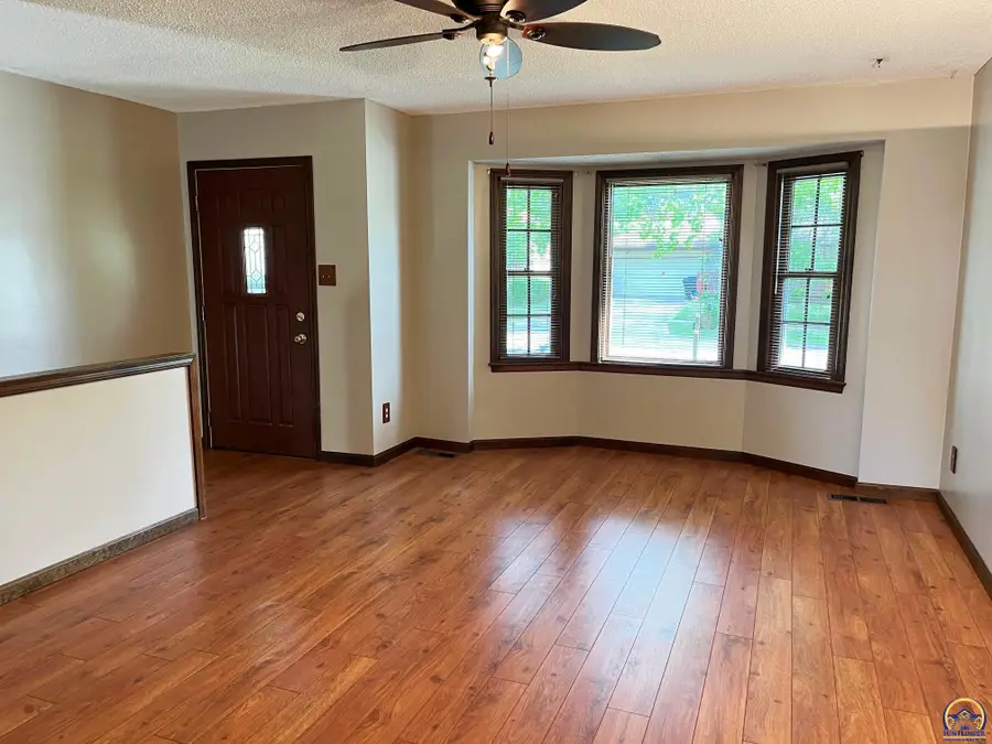 2110 SE 36th St, Topeka, KS 66605 - #2