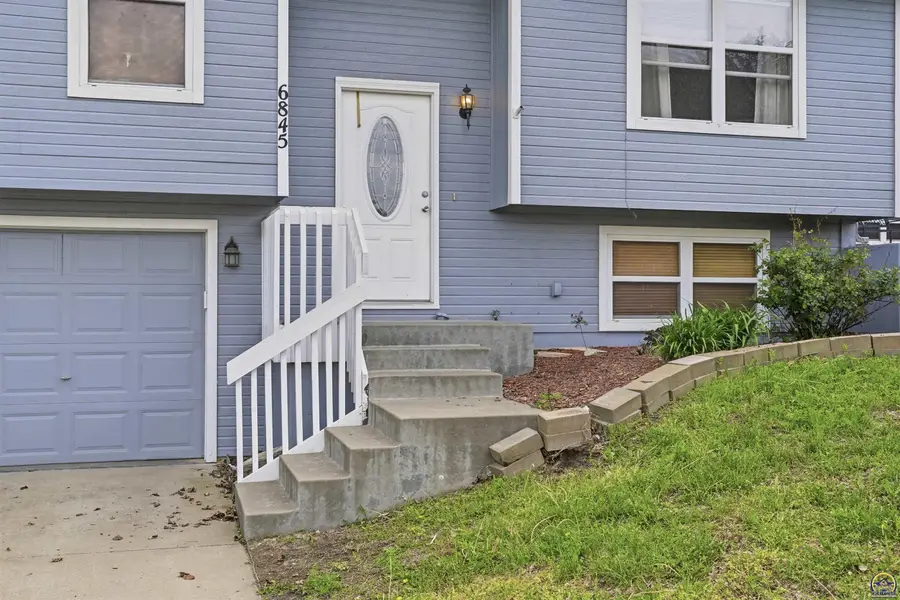 6845 SW 18th St, Topeka, KS 66615 - #2