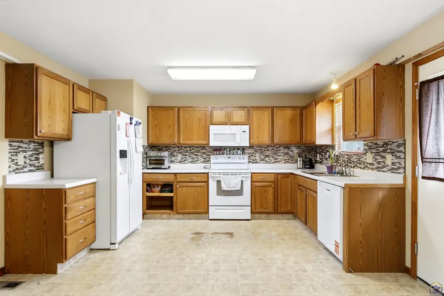 6845 SW 18th St, Topeka, KS 66615 - #3