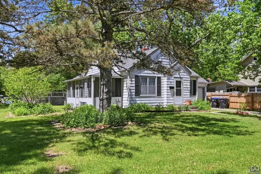 927 SW Medford Ave, Topeka, KS 66606 - #2