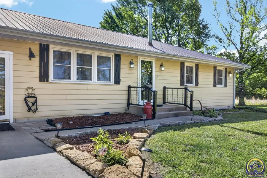 9150 SW Wanamaker Rd, Wakarusa, KS 66546 - #2
