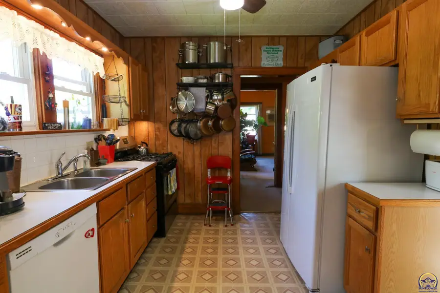 107 N Topeka Ave, Osage City, KS 66523 - #2