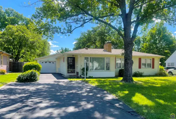 1930 SW Seabrook Ave, Topeka, KS 66606